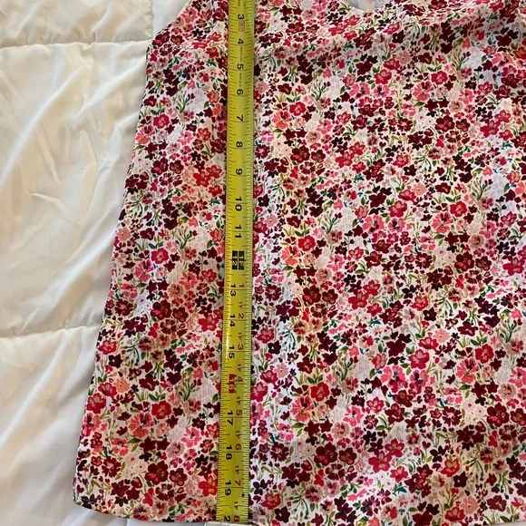 Vince Camuto V-Neck Floral Tank Blouse. Very feminine. Very pretty. Lined. - Picture 9 of 13